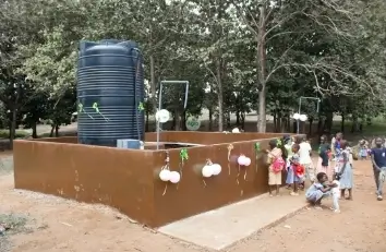 Chantier PANEF CI : château d'eau levé à la grue sur un forage en Côte d'Ivoire